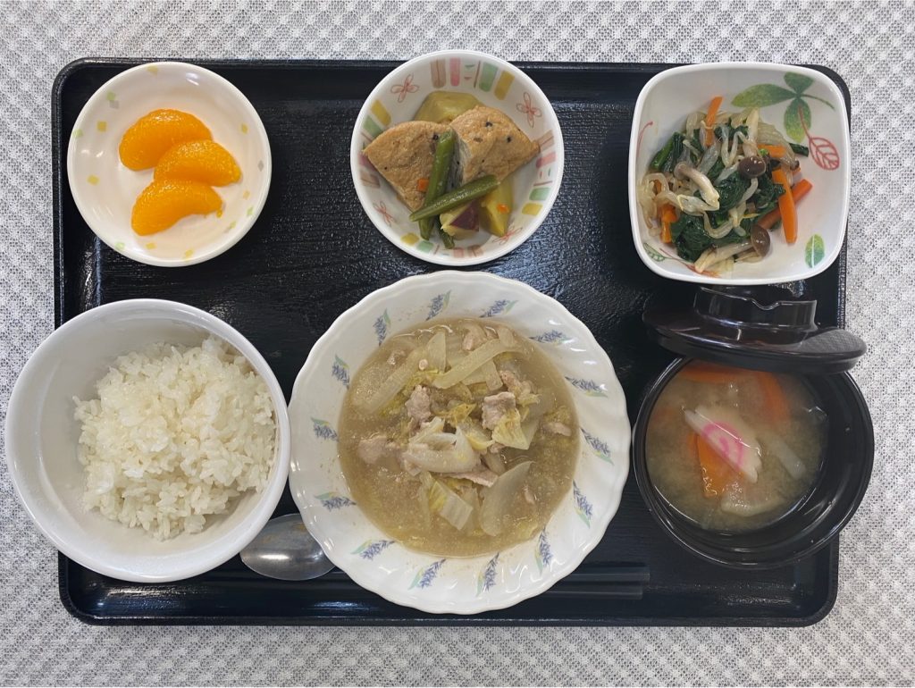 1月10日水曜日　きょうのお昼ごはんは、豚肉と白菜のごま煮・三色ナムル・煮物・みそ汁・果物でした。