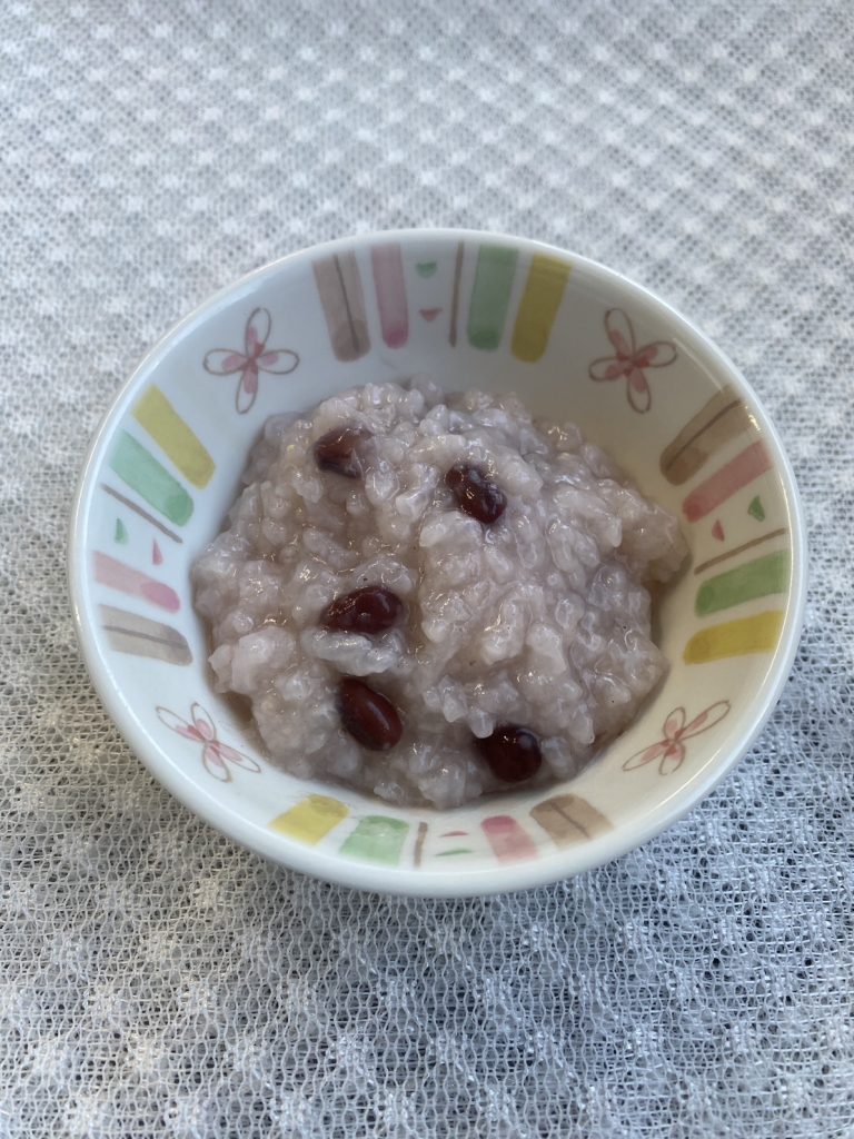 1月15日月曜日　きょうのおやつは、小豆がゆでした。