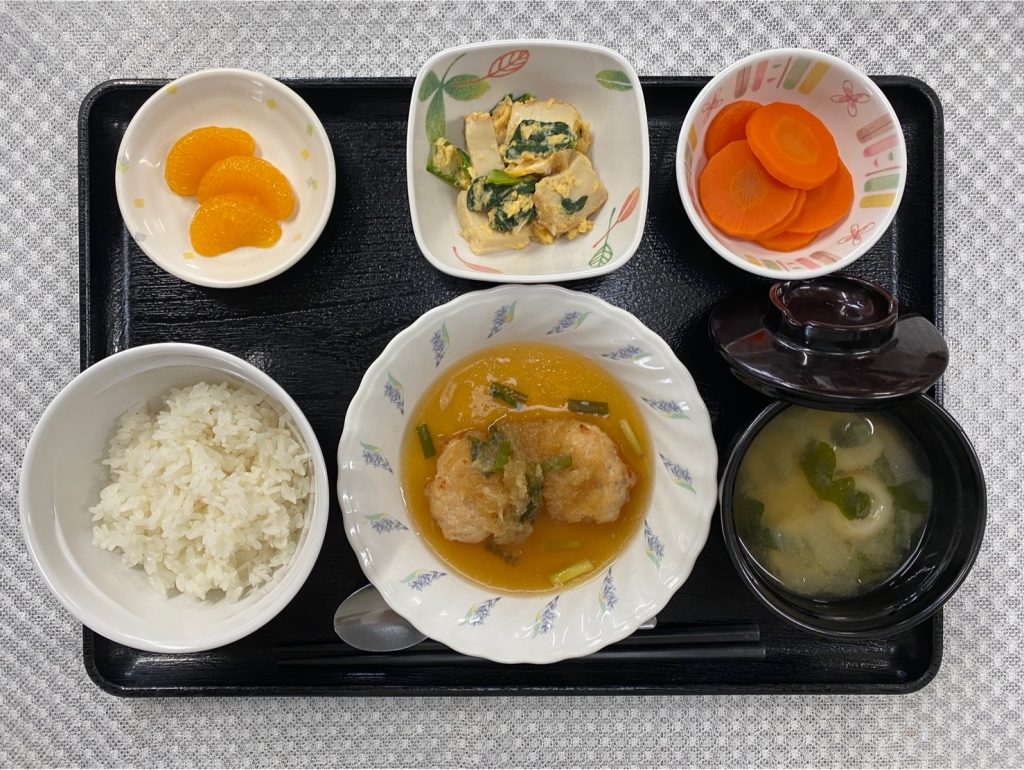 1月20日土曜日　きょうのお昼ごはんは、つくねおろし煮・小松菜と厚揚げの卵とじ・人参の薄甘煮・みそ汁・果物でした。