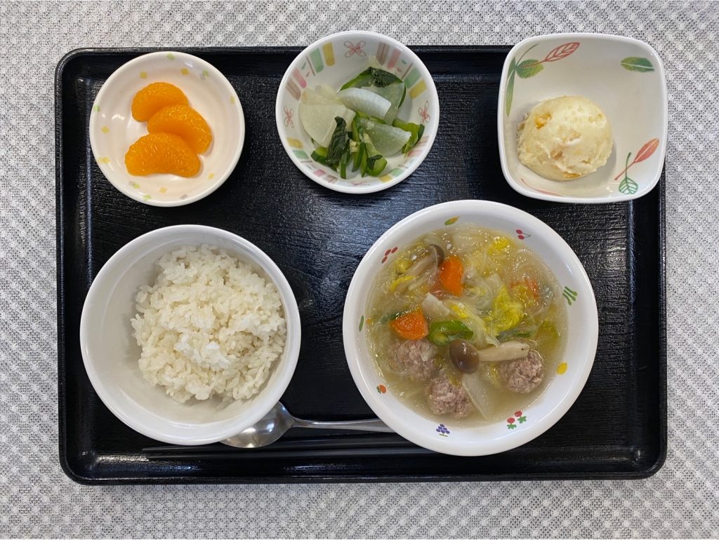 1月26日金曜日　きょうのお昼ごはんは、肉だんごと春雨のスープ煮・生姜和え・コーンポテト・くだものでした。