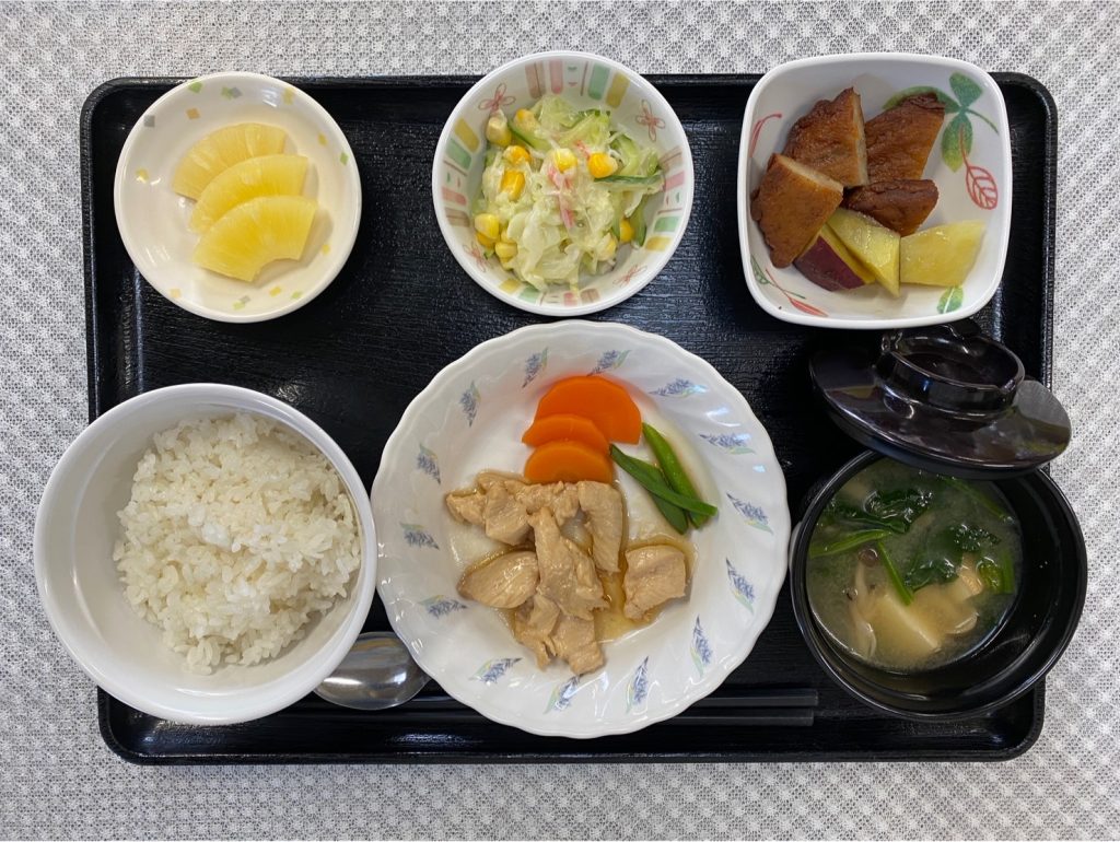 1月27日土曜日　きょうのお昼ごはんは、照り焼きチキン・サラダ・さつま揚げ焼き・みそ汁　果物でした。