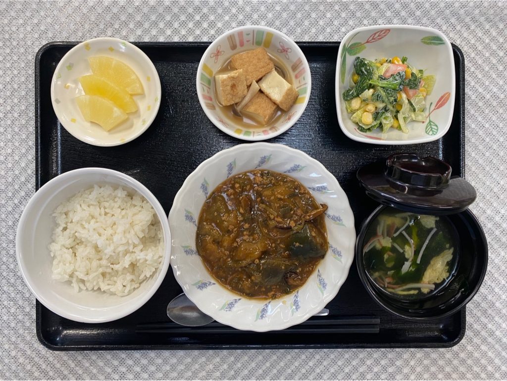 1月31日水曜日　きょうのお昼ごはんは、麻婆茄子・コールスローサラダ・厚揚げ煮・スープ・果物でした。