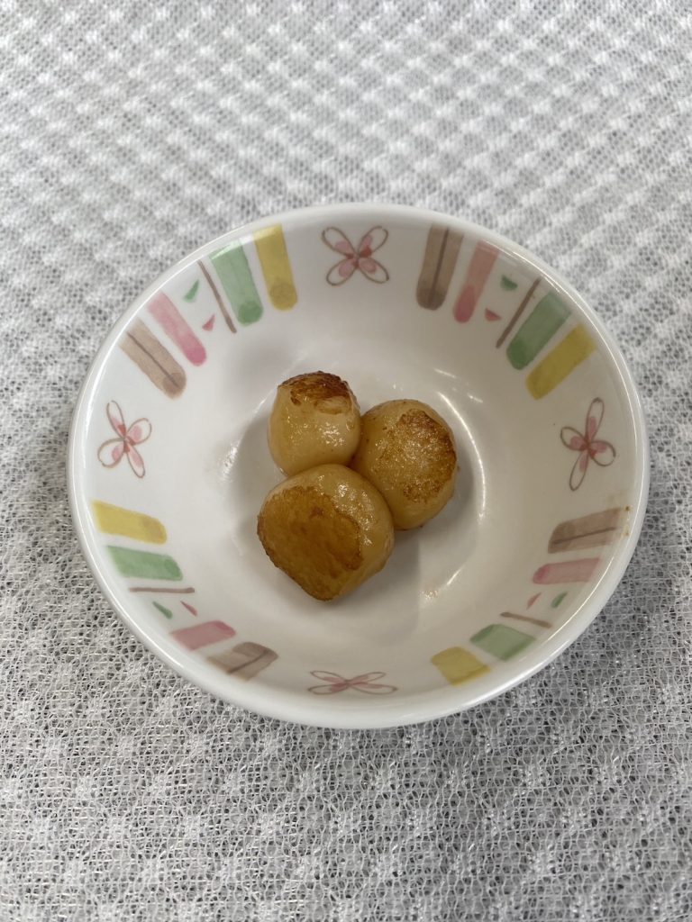 1月31日水曜日　きょうのおやつは、しんこだんご（鹿児島県の和菓子）でした。