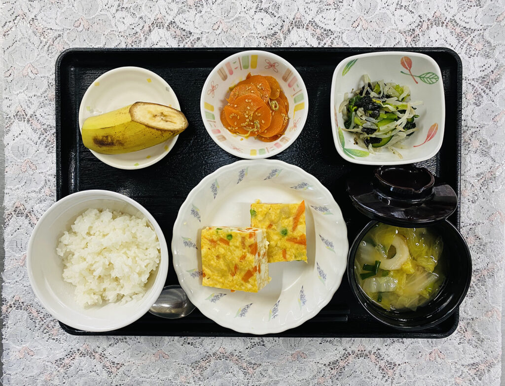 2月5日月曜日　きょうのお昼ごはんは、擬製豆腐・焼きのり和え・じゃこ人参・みそ汁・果物でした。