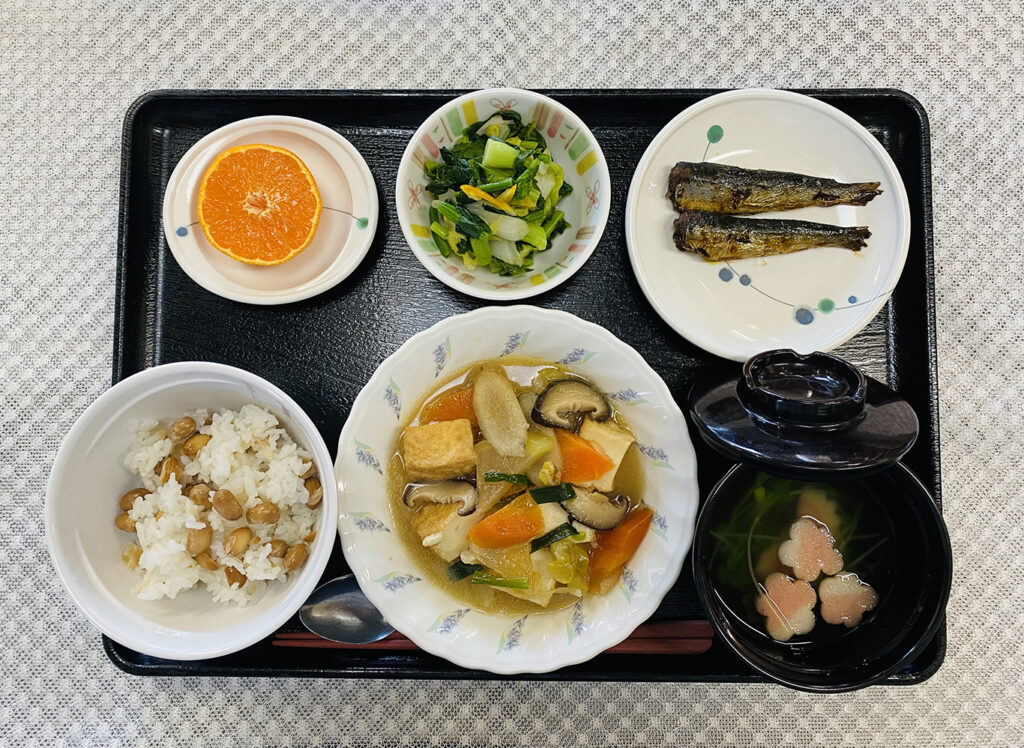 2月3日土曜日節分　きょうのお昼ごはんは、豆ごはん・けんちん煮・いわしの甘露煮・お浸し・お吸い物・果物でした。