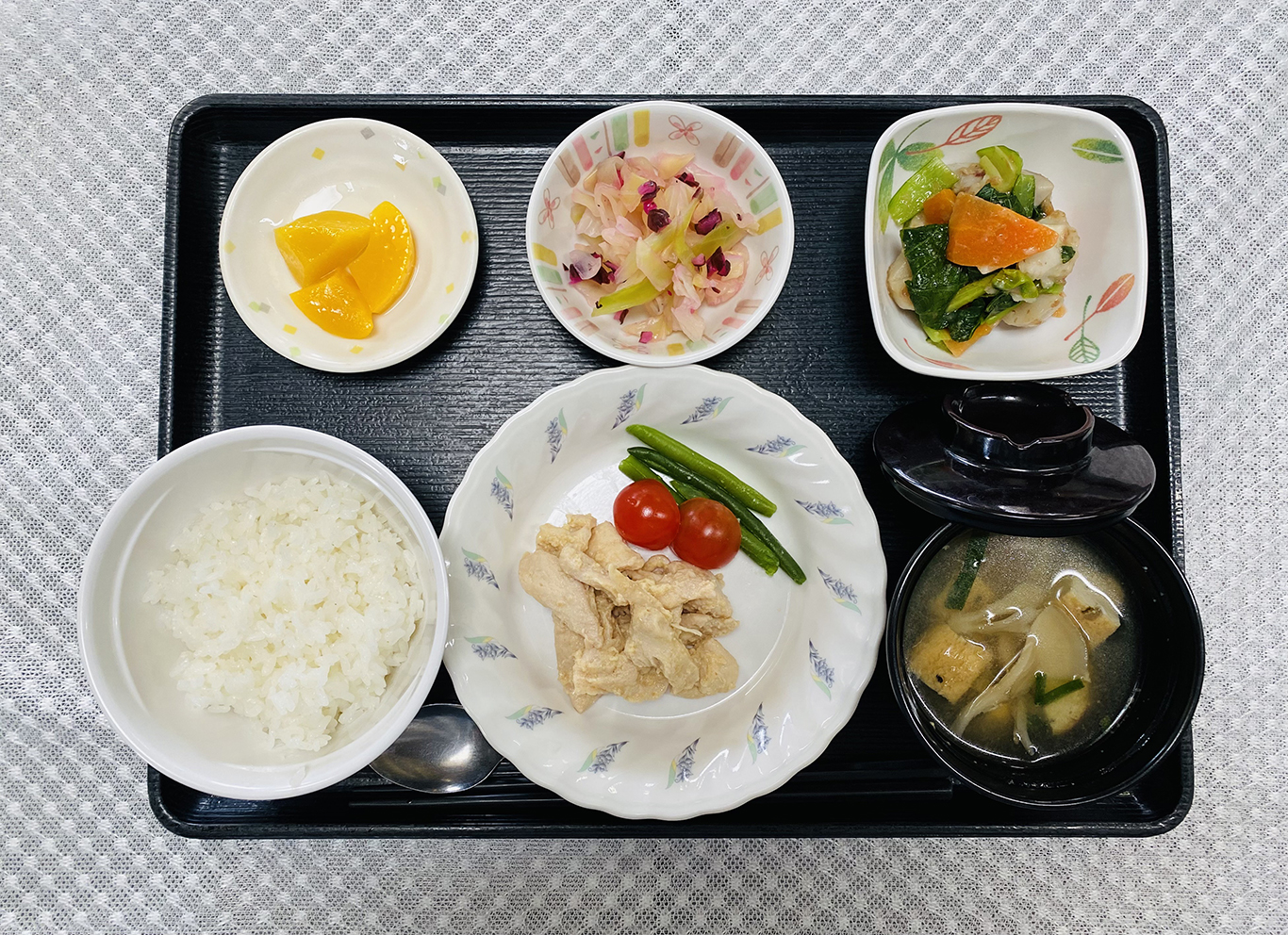 ２月2９日木曜日　きょうのお昼ごはんは、鶏肉のみそ漬け蒸し・つぶし里芋和え・しば漬けキャベツ・みそ汁・果物でした。