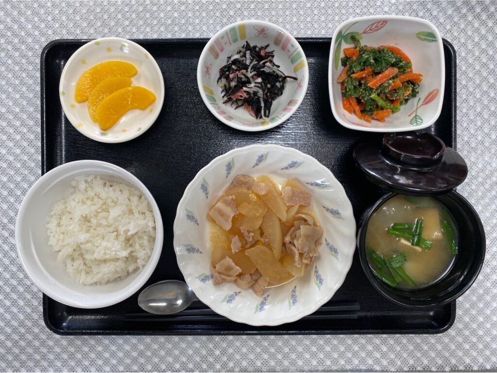 2月6日火曜日　きょうのお昼ごはんは、豚肉と大根のゆずみそ煮・春菊のごま和え・ひじきの酢の物・みそ汁・果物でした。