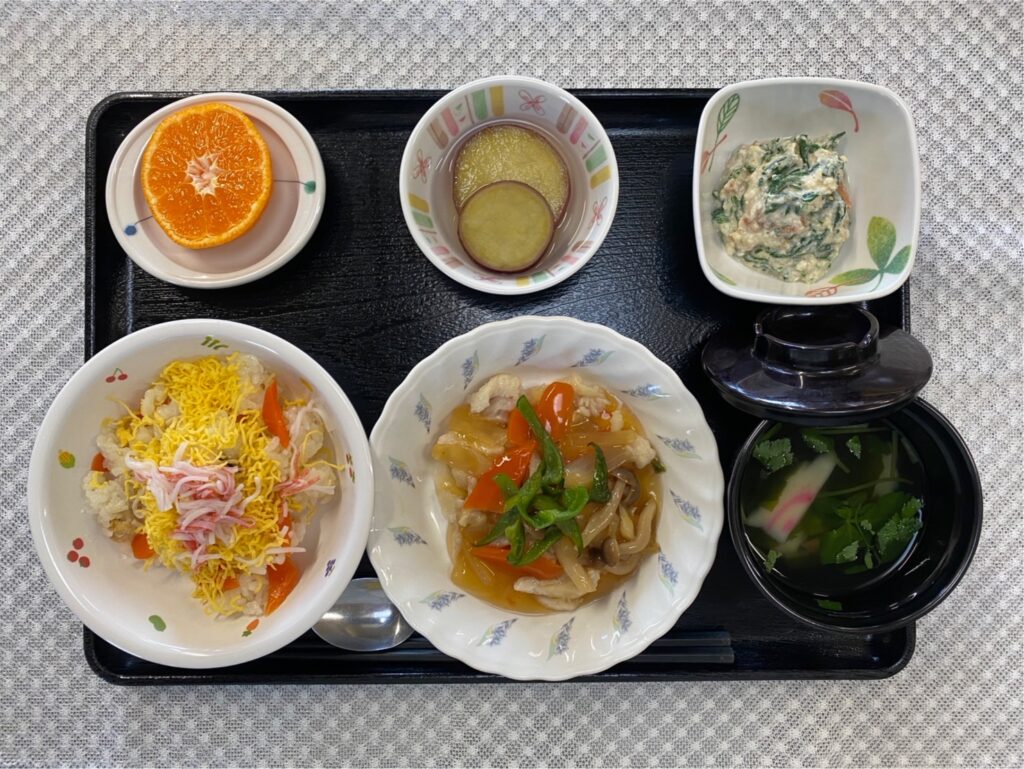 2月12日月曜日・建国記念日振替休日　きょうのお昼ごはんは、まぜずし・蒸し鶏の甘酢野菜・白和え・さつまいも煮・お吸い物・果物でした。