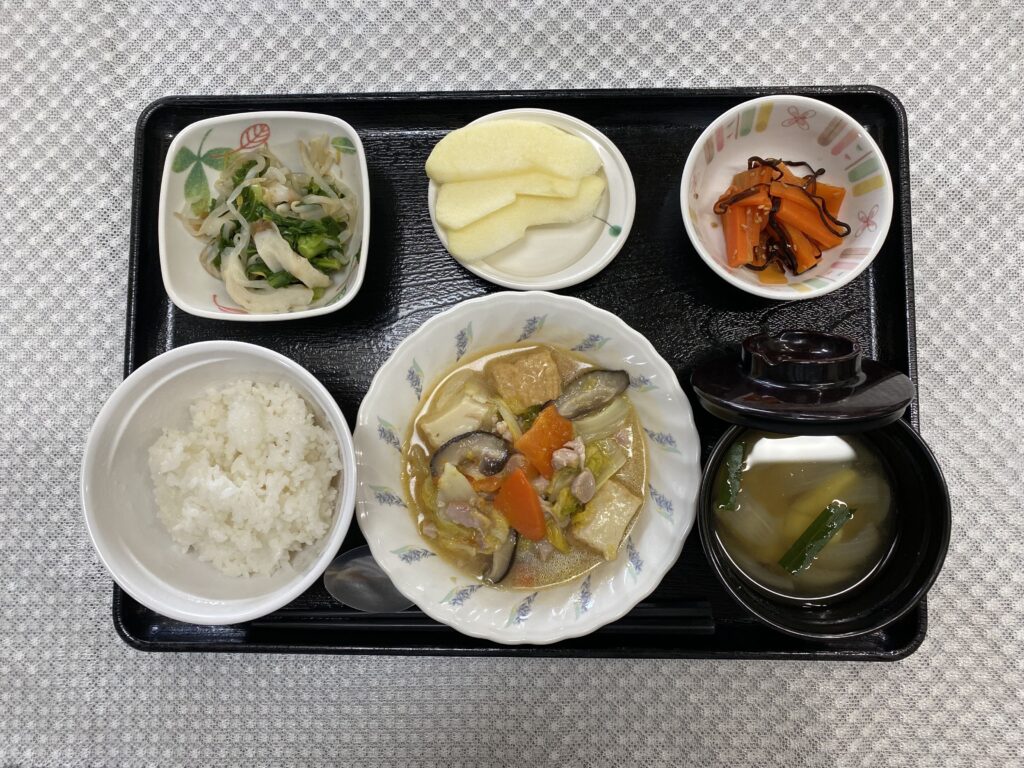 2月15日木曜日　きょうのお昼ごはんは、鶏肉と厚揚げの煮物・かき菜のからし和え・人参の和風ピクルス・みそ汁・果物でした。