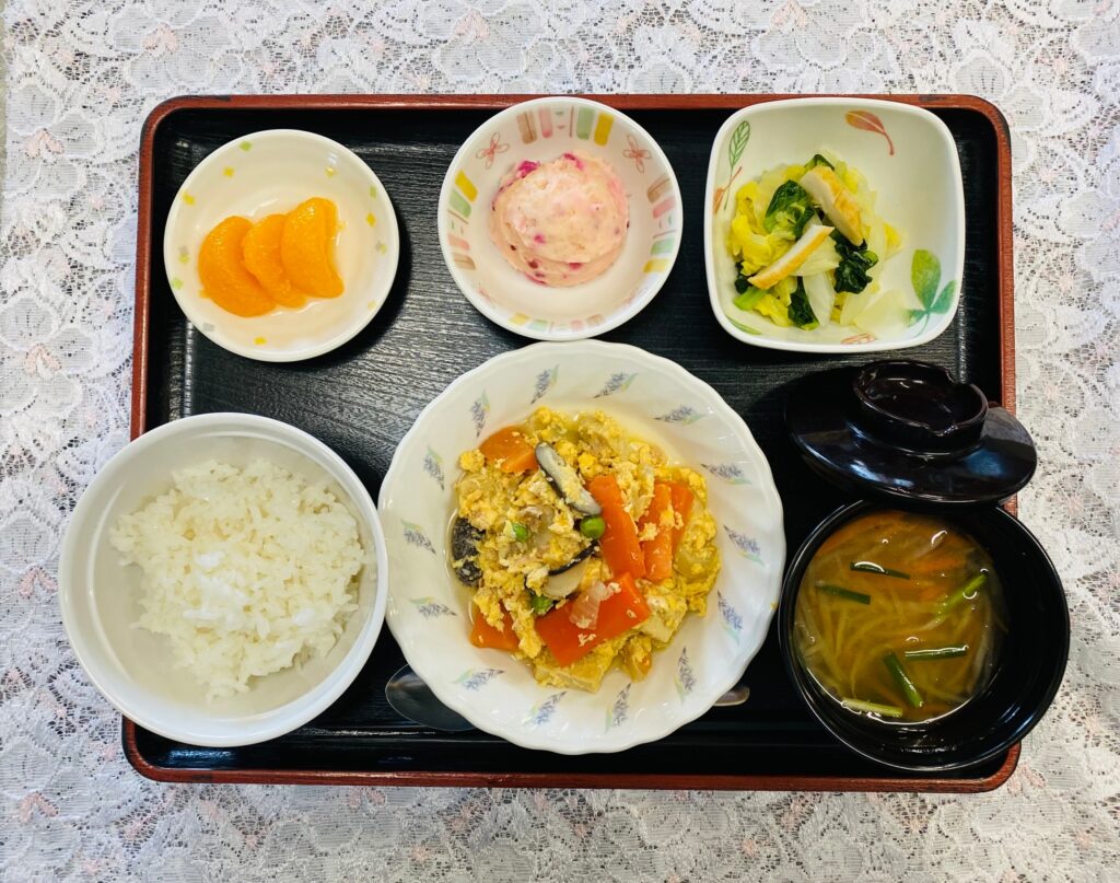 2月16日金曜日　きょうのお昼ごはんは、ツナと高野豆腐の卵とじ・生姜和え・しば漬けポテト・みそ汁・果物でした。