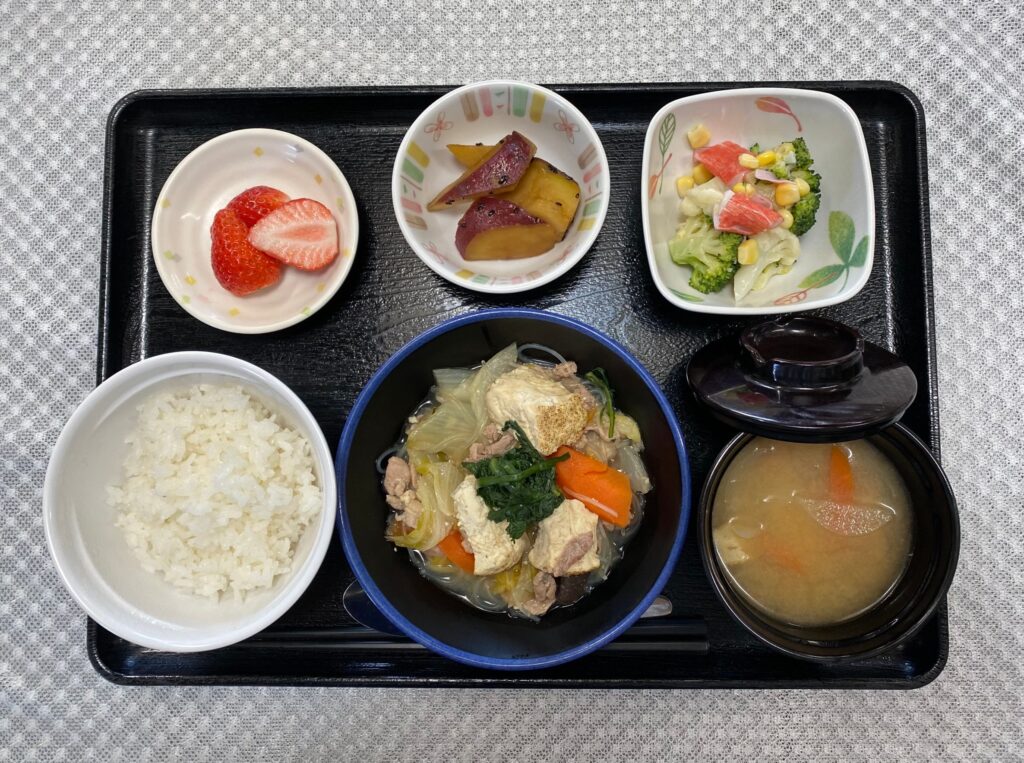 2月24日土曜日　きょうのお昼ごはんは、すき焼き・花野菜サラダ・大学芋煮・みそ汁・果物でした。
