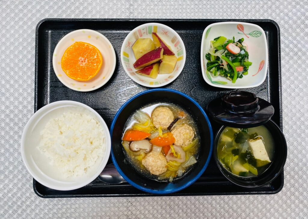 2月27日火曜日　きょうのお昼ごはんは、肉だんごと白菜の旨煮・和え物・さつまいも煮・みそ汁・くだものでした。