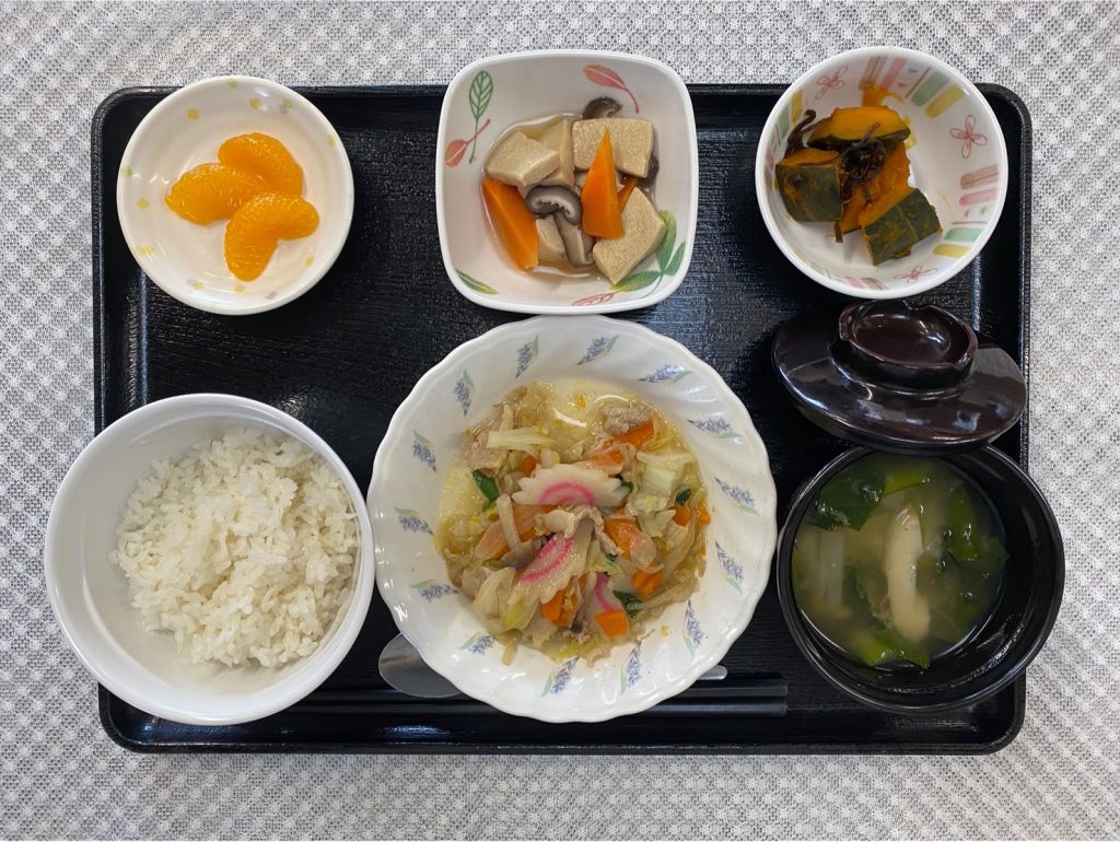 2月2日金曜日　きょうのお昼ごはんは、肉野菜炒め・塩昆布かぼちゃ・含め煮・みそ汁・果物でした。