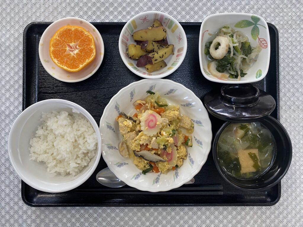 2月7日水曜日　きょうのお昼ごはんは、親子煮・具だくさんおろし・おさつきんぴら・みそ汁・果物でした。