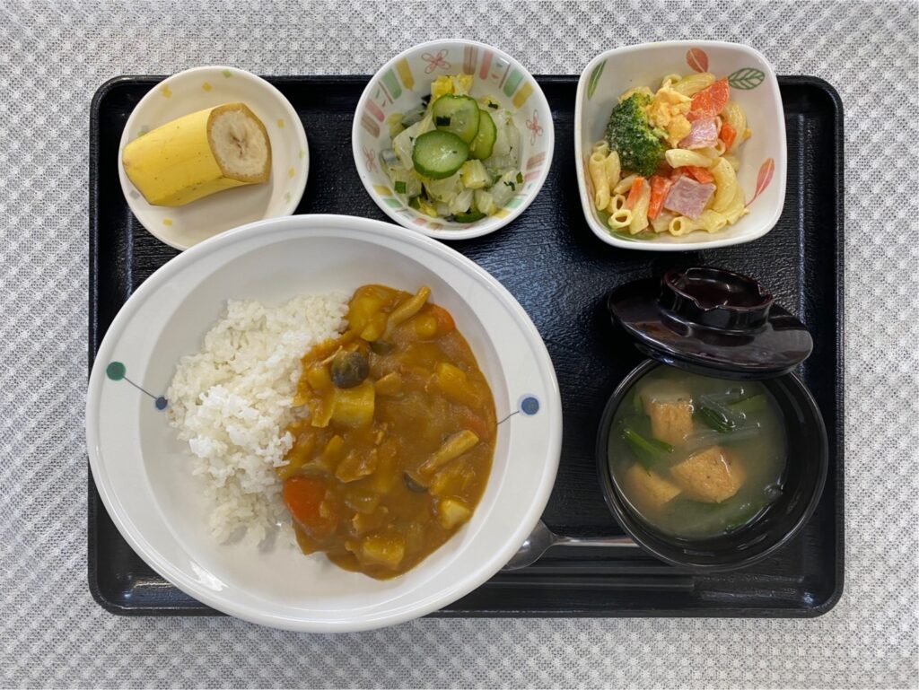 2月8日木曜日　きょうのお昼ごはんは、カレーライス・マカロニサラダ・浅漬け・みそ汁・果物でした。