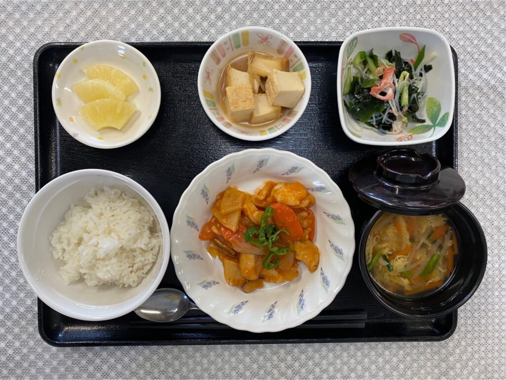 2月9日金曜日　きょうのお昼ごはんは、酢豚・春雨サラダ・厚揚げ煮・スープ・果物でした。