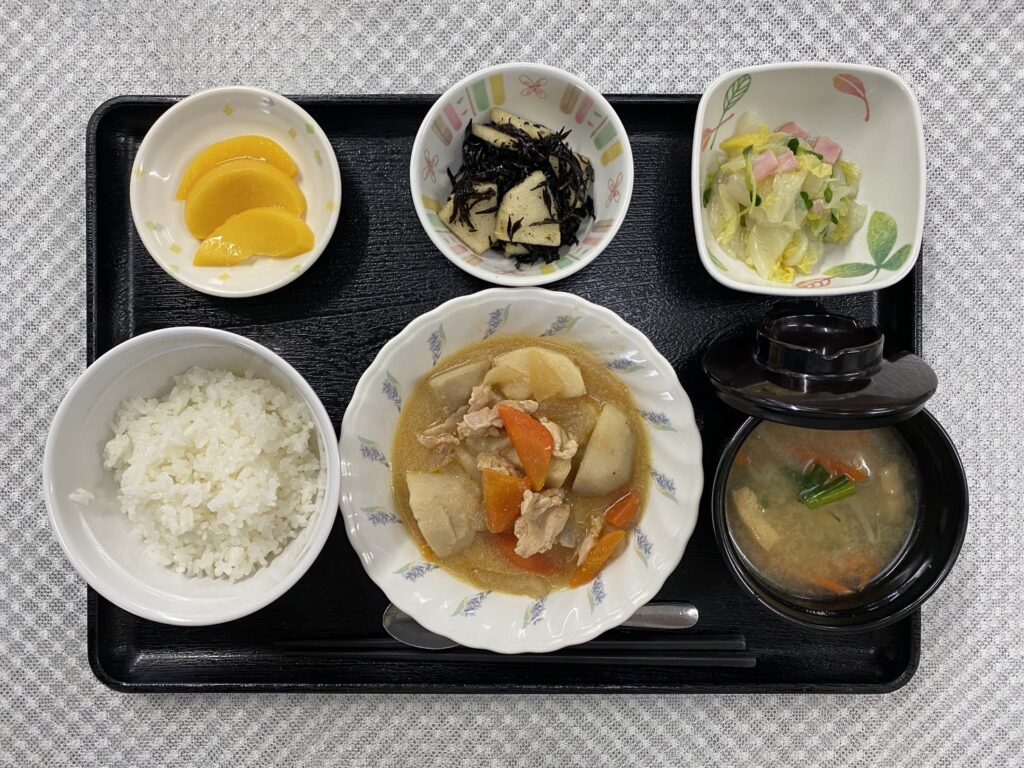 2月21日水曜日　きょうのお昼ごはんは、鶏肉と里芋の煮物・りんごとひじきのサラダ・中華風お浸し・みそ汁・果物でした。