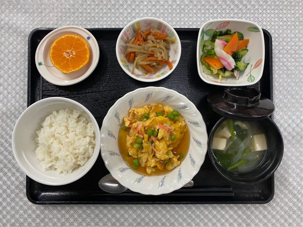 2月22日水曜日　きょうのお昼ごはんは、かに玉・和え物・きんぴら・みそ汁・果物でした。