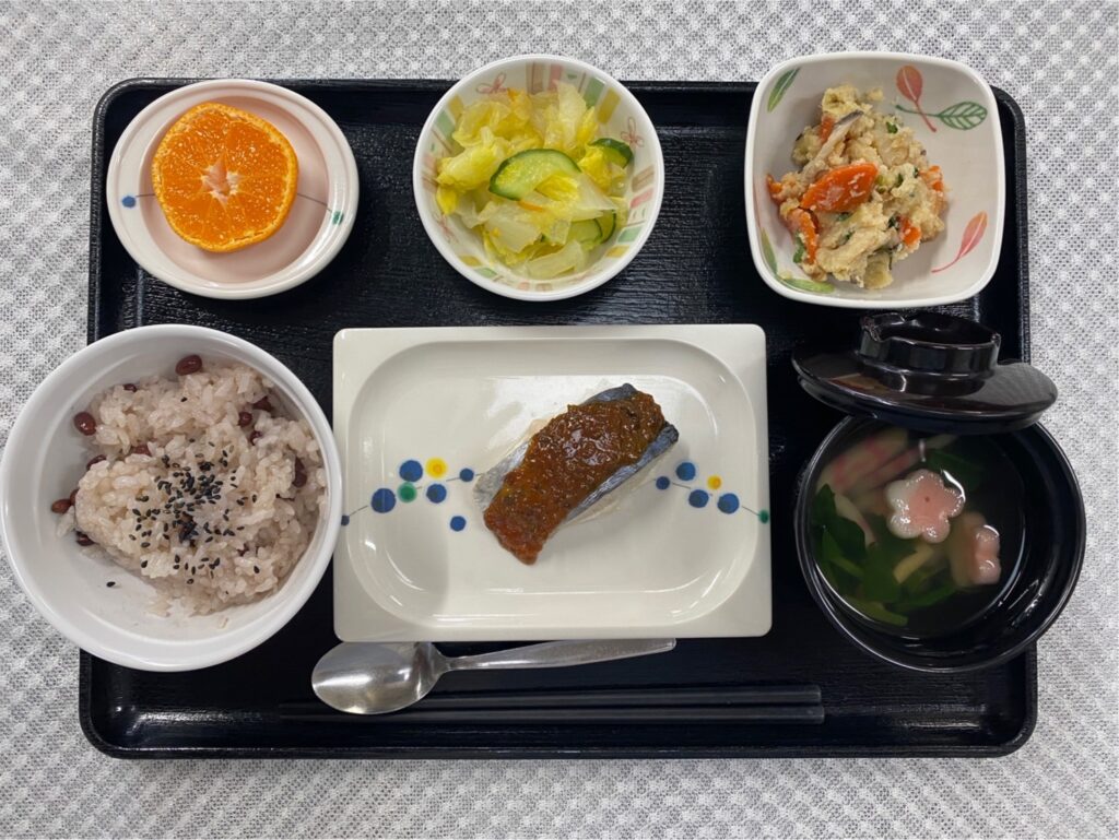 2月23日金曜日　きょうのお昼ごはんは、お赤飯・鰆のふきみそ焼き・炒りおから・ゆず浸し・お吸い物・果物でした。