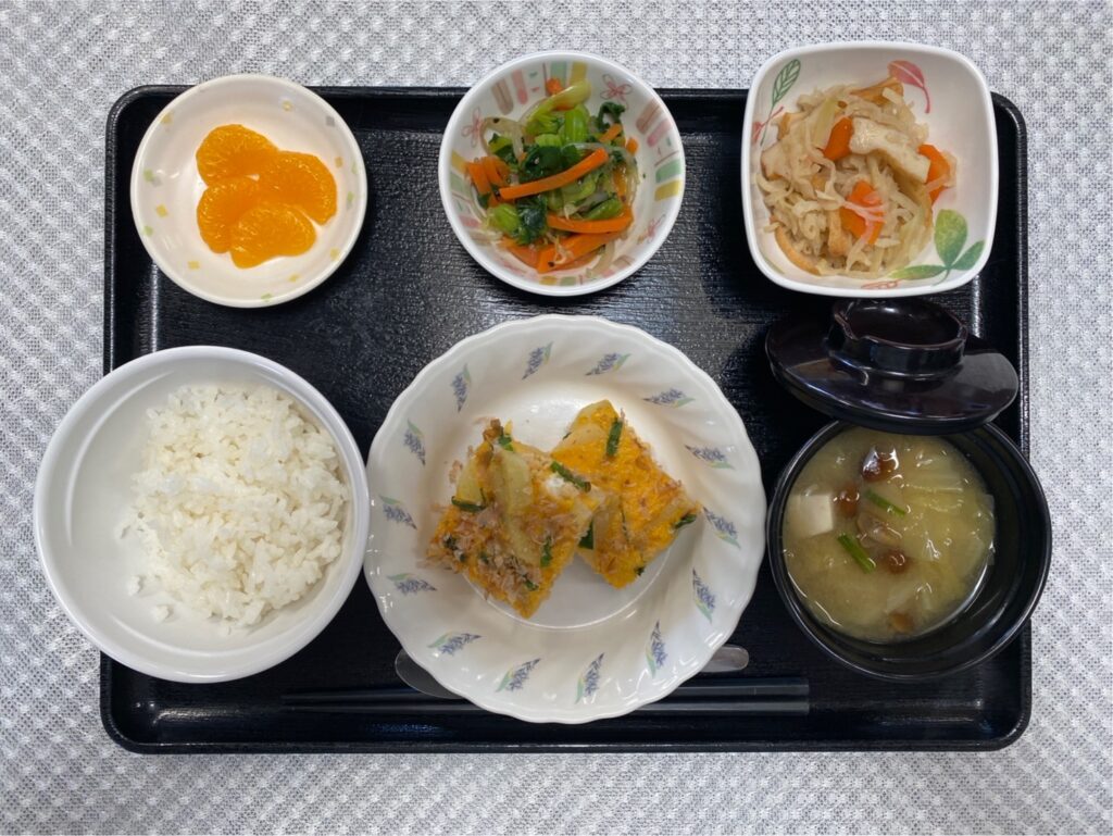 ２月28日水曜日　きょうのお昼ごはんは、鶏そぼろとじゃがいもの和風オムレツ・青菜和え・切り干し煮・みそ汁・果物でした。