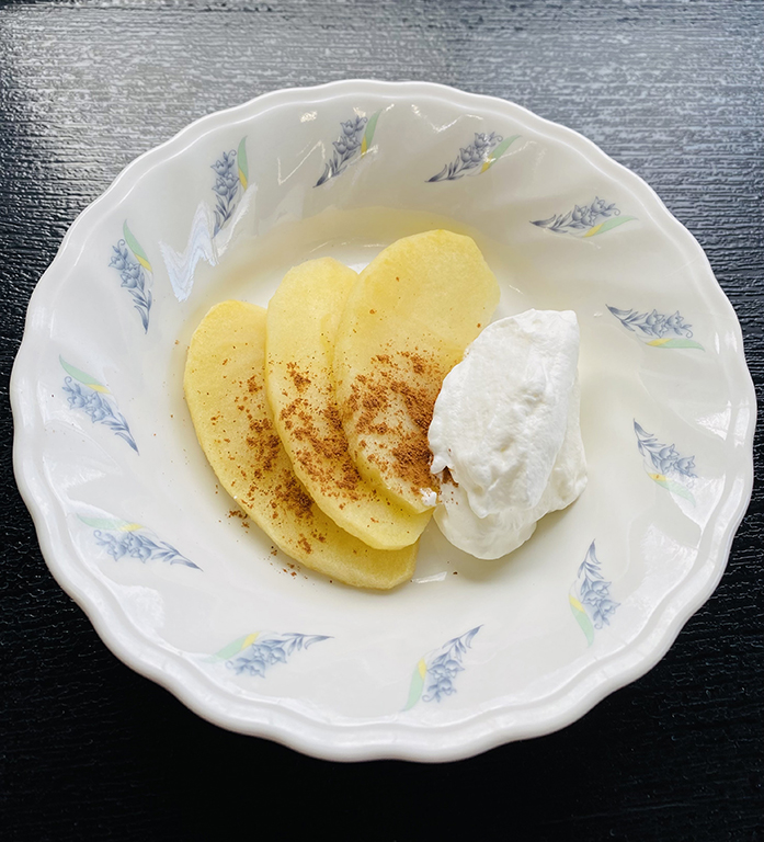 3月9日土曜日　きょうのおやつは、　焼きりんごでした。