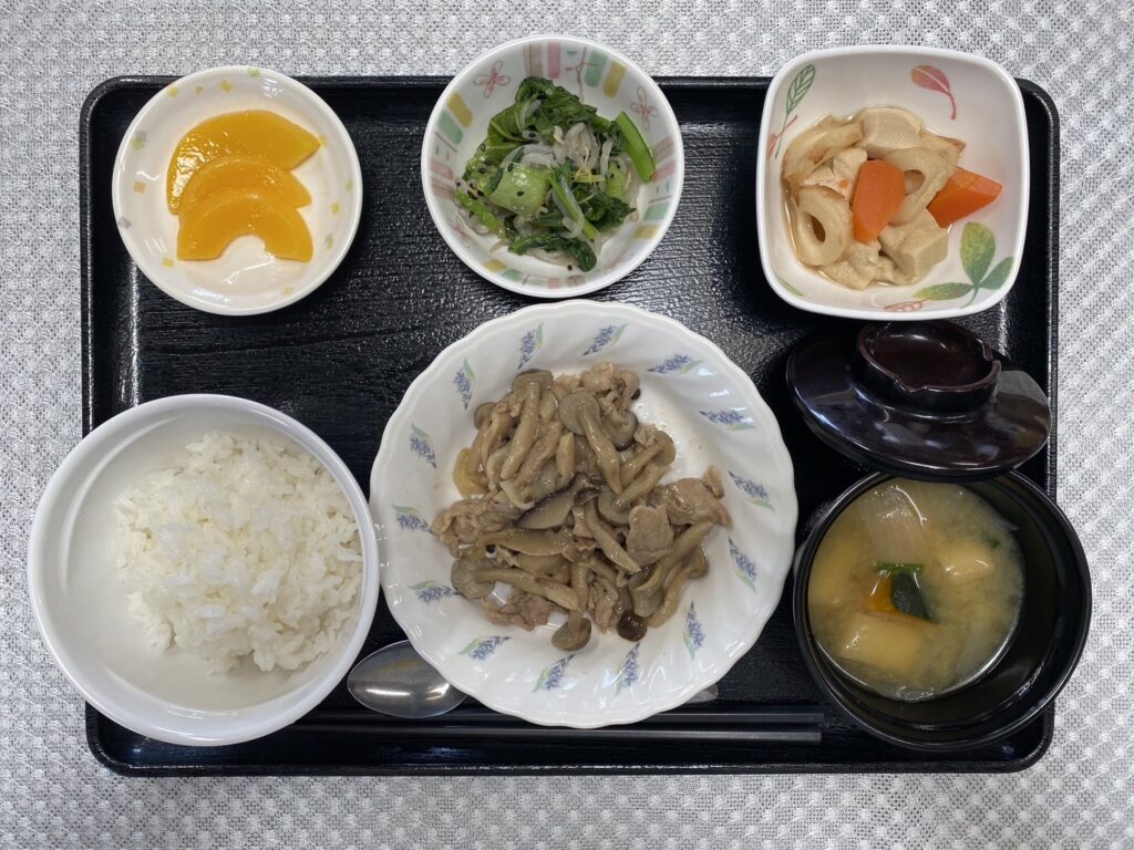3月15日金曜日　きょうのお昼ごはんは、豚肉ときのこの炒め物・青菜和え・含め煮・みそ汁・くだものでした。