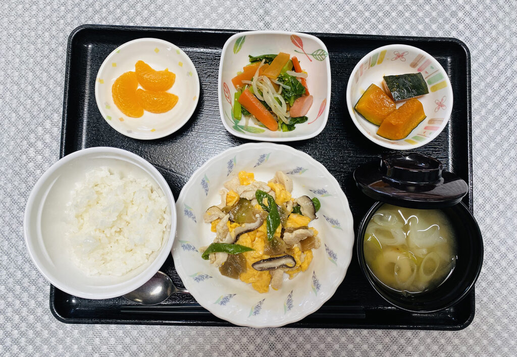 3月18日月曜日　きょうのお昼ごはんは、鶏肉とザーサイの卵炒め・和え物・かぼちゃ煮・みそ汁・果物でした。　