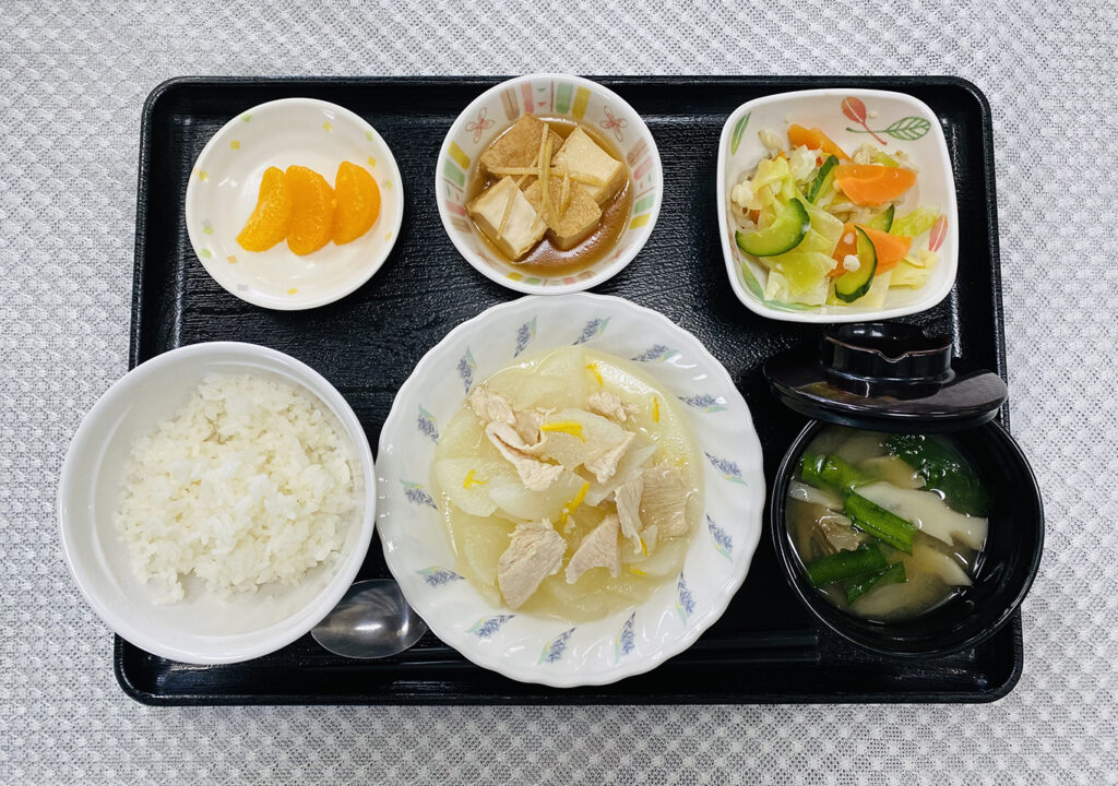 3月25日月曜日　きょうのお昼ごはんは、吉野煮・天かす和え・厚揚げ煮・みそ汁・果物でした。