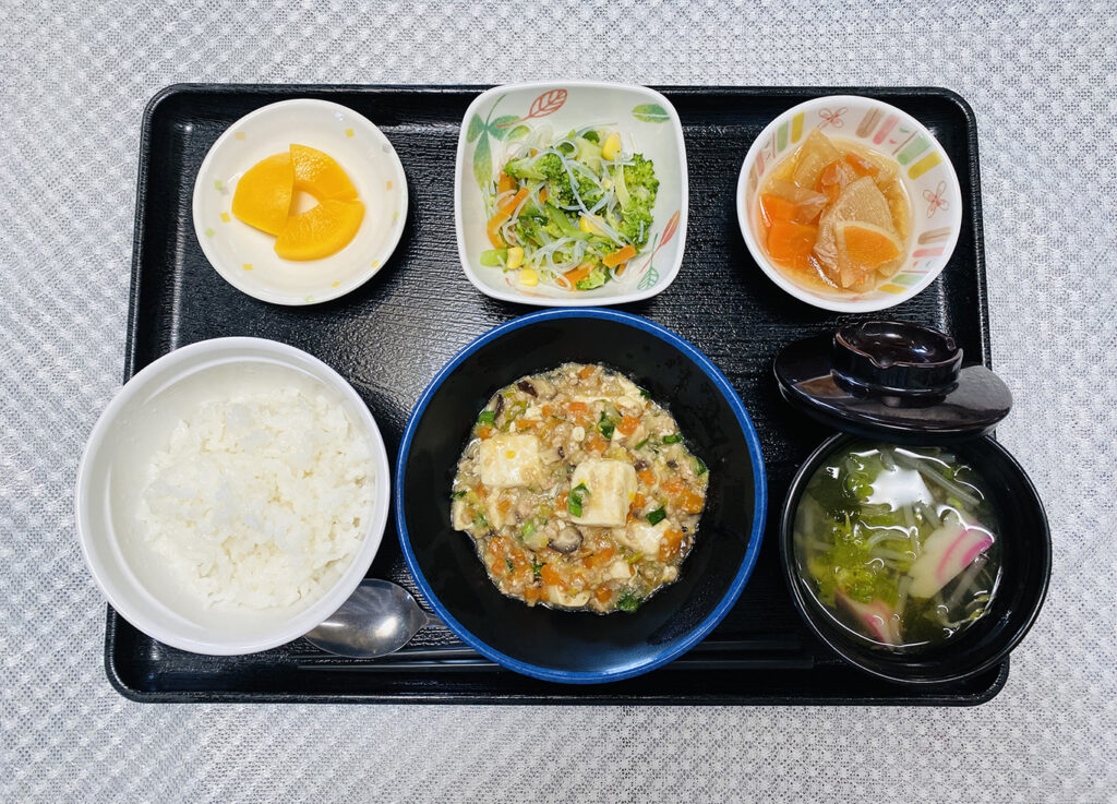 3月13日水曜日　きょうのお昼ごはんは、麻婆豆腐・中華サラダ・ツナと大根の煮物・スープ・くだものでした。