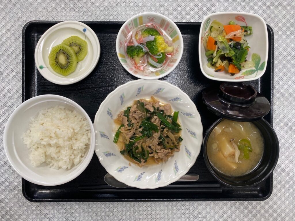 3月5日火曜日　きょうのお昼ごはんは、豚にら炒め・焼きのり和え・かにかまあん・みそ汁・果物でした。