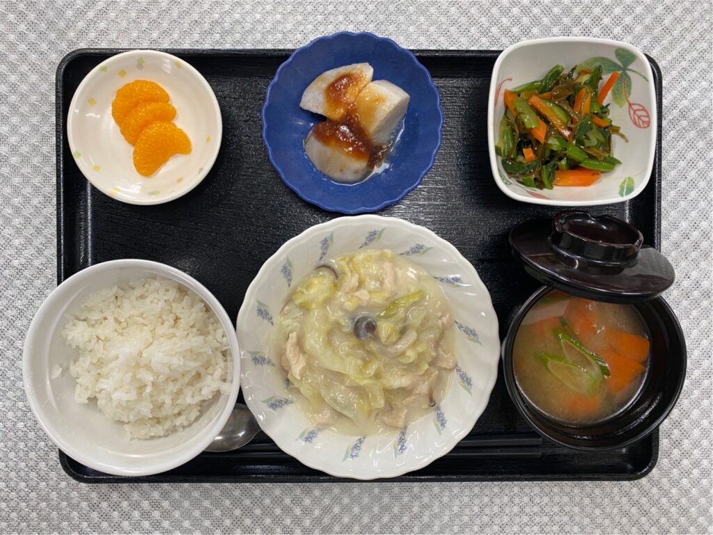 3月12日火曜日　きょうのお昼ごはんは、鶏肉とキャベツのクリーム煮・めかぶ和え・里芋のみそだれ・みそ汁・果物でした。