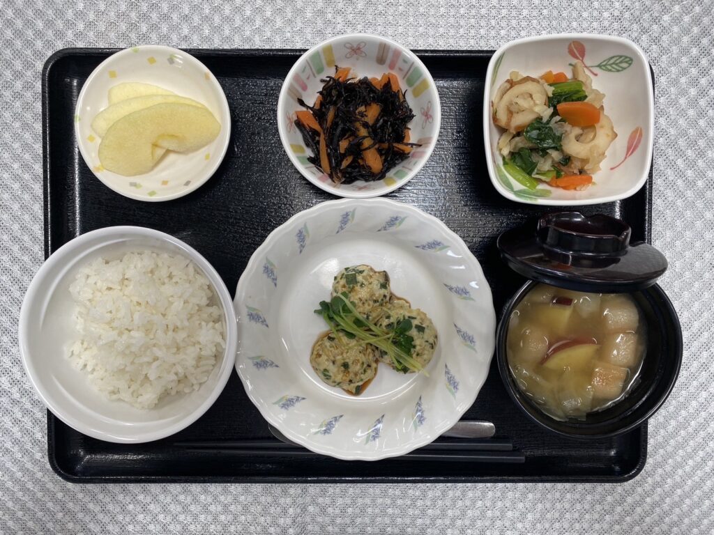 3月14日木曜日　きょうのお昼ごはんは、にらマヨつくね・切り干し煮・ひじきと人参のサラダ・みそ汁・果物でした。