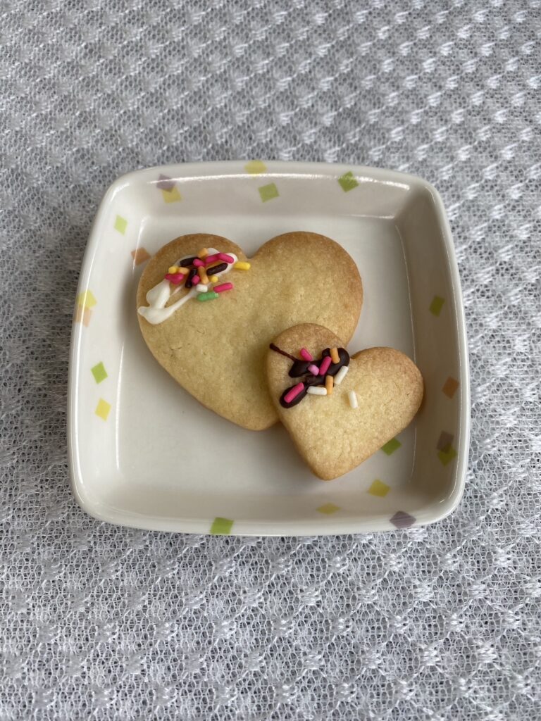 3月14日木曜日　きょうのおやつは、ハートのクッキーでした。