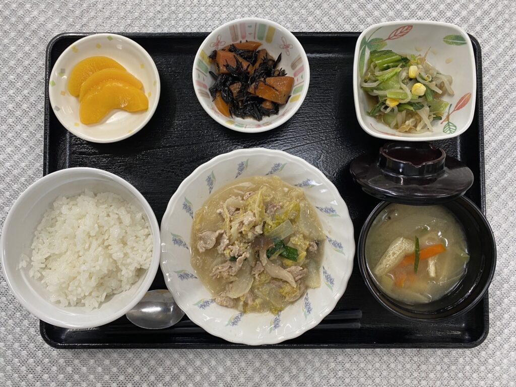 3月26日火曜日　きょうのお昼ごはんは、豚肉のごまみそミルク煮・和え物・ひじき炒め・みそ汁・果物でした。