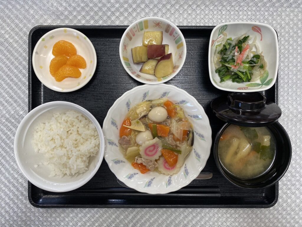 3月1日金曜日　きょうのお昼ごはんは、八宝菜・甘酢和え・さつまいも煮・みそ汁・果物でした。