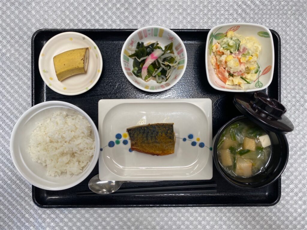 3月7日木曜日　きょうのお昼ごはんは、鯖のカレー風味焼き・ポテトサラダ・わかめの和え物・みそ汁・果物でした。