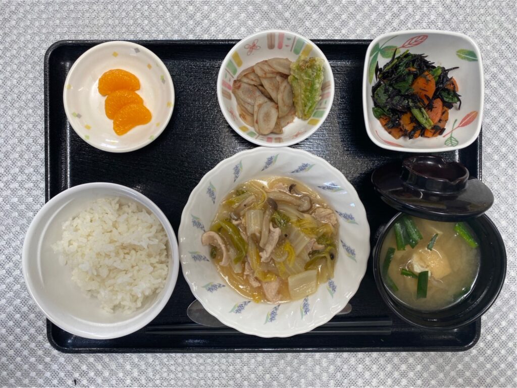 3月8日金曜日　きょうのお昼ごはんは、鶏肉と白菜のとろみ炒め・ひじき煮・梅ごぼうとふきのとうの天ぷら・みそ汁・くだものでした。