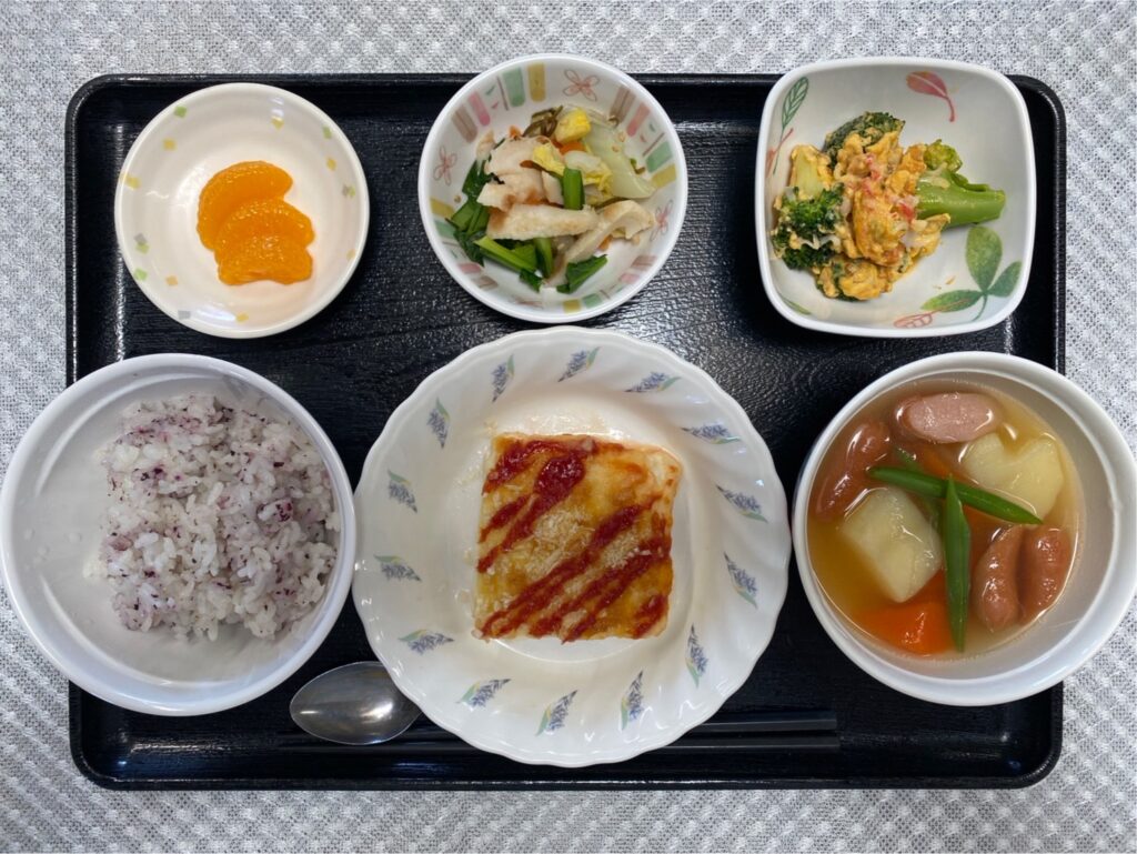 3月16日土曜日　今日のお昼ごはんは、ゆかりごはん・豆腐グラタン・ポトフ・ブロッコリーの卵炒め・果物でした。