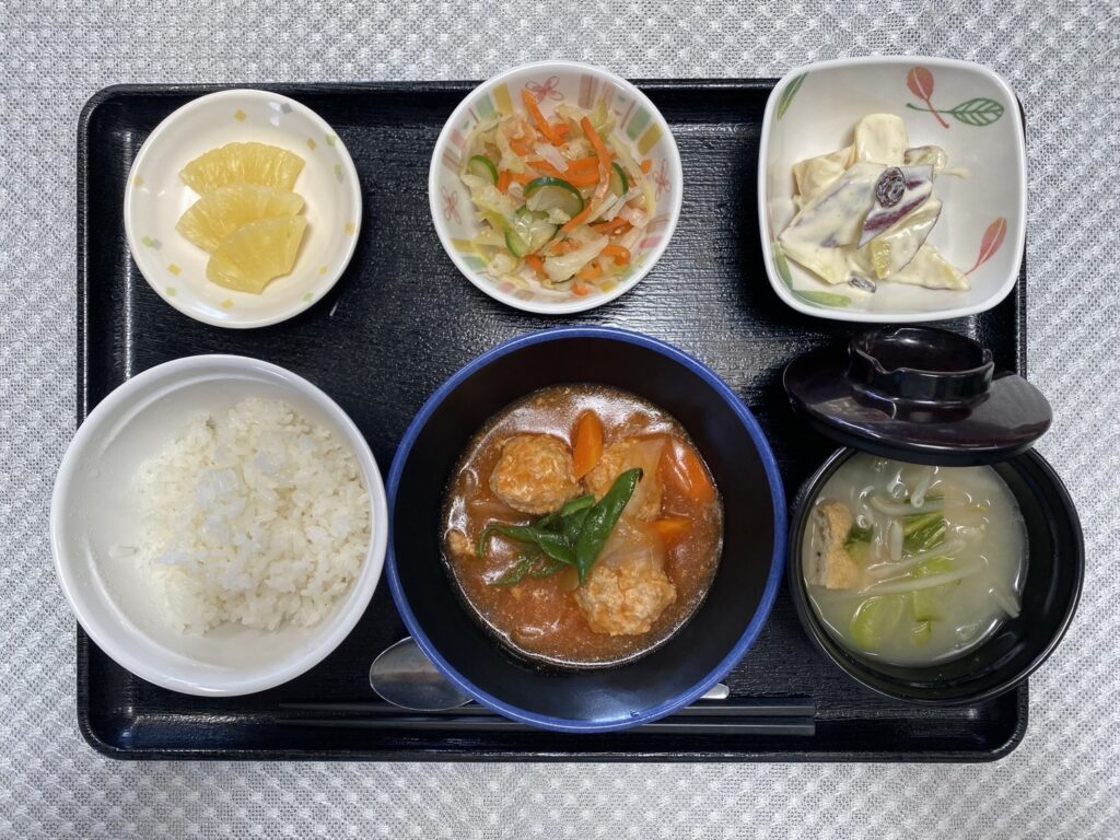 3月22日金曜日　きょうのお昼ごはんは、肉だんごのケチャップ煮・甘ずっぱおさつサラダ・浅漬け・みそ汁・くだものでした。