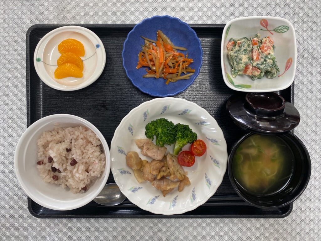 3月23日土曜日　卒園お祝いお赤飯・鶏肉の香草焼き・白和え・きんぴら・お吸い物・くだものでした。