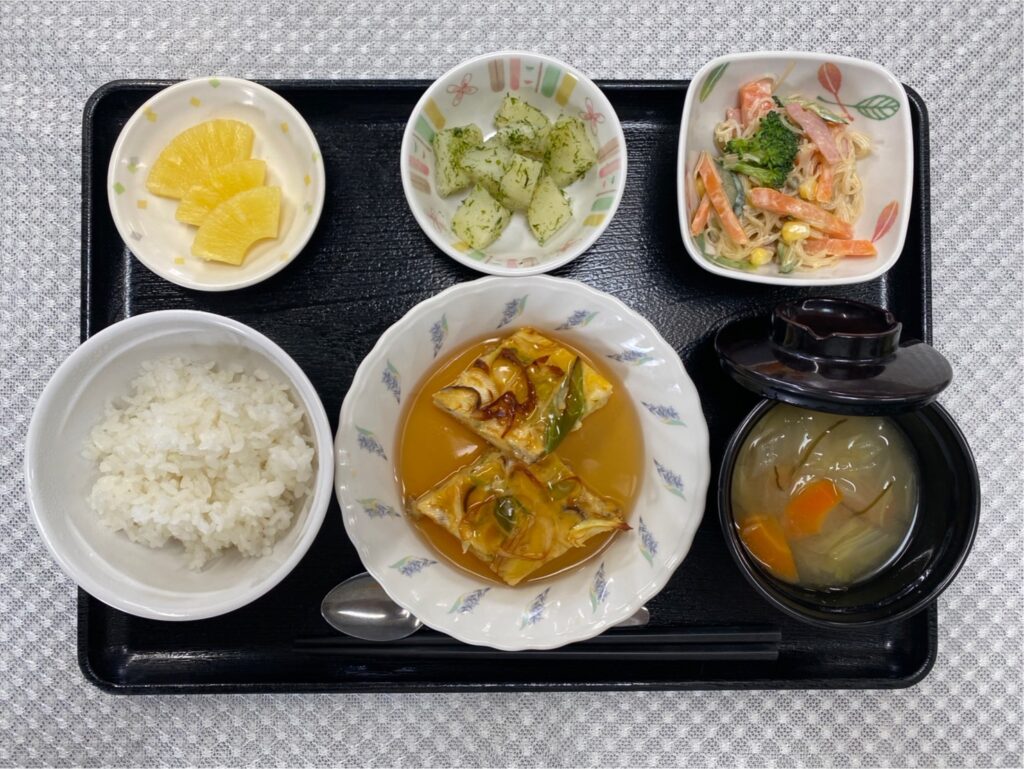 3月28日木曜日　きょうのお昼ごはんは、ねぎ卵焼きの甘酢あんかけ・春雨サラダ・のり塩ポテト・みそ汁・果物でした。