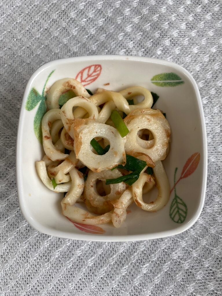 3月28日木曜日　きょうのおやつは、焼きうどんでした。