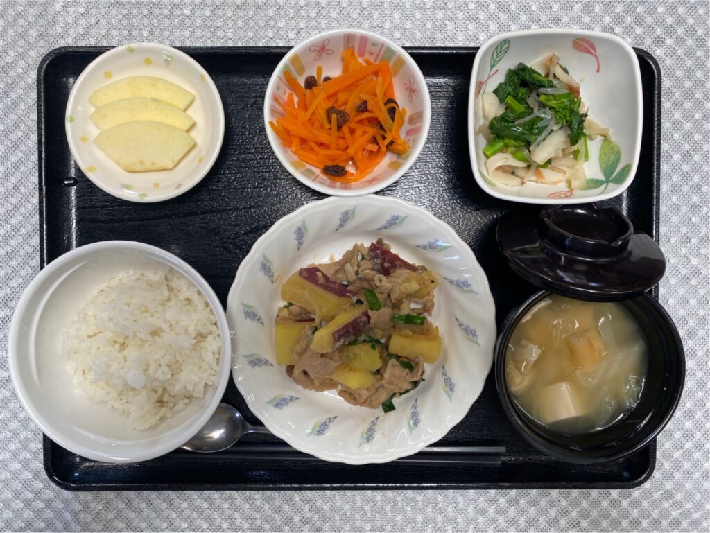 3月30日土曜日　きょうのお昼ごはんは、豚肉とおさつの香味みそ炒め・からし和え・キャロットラぺ・みそ汁・果物でした。