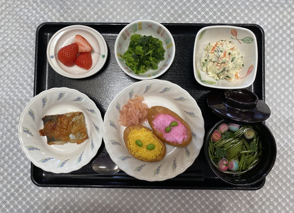 3月2日土曜日　きょうのお昼ごはんは、ひな祭りいなり・鰆の西京焼き・おからサラダ・菜花の粒マスタード・お吸い物・果物でした。