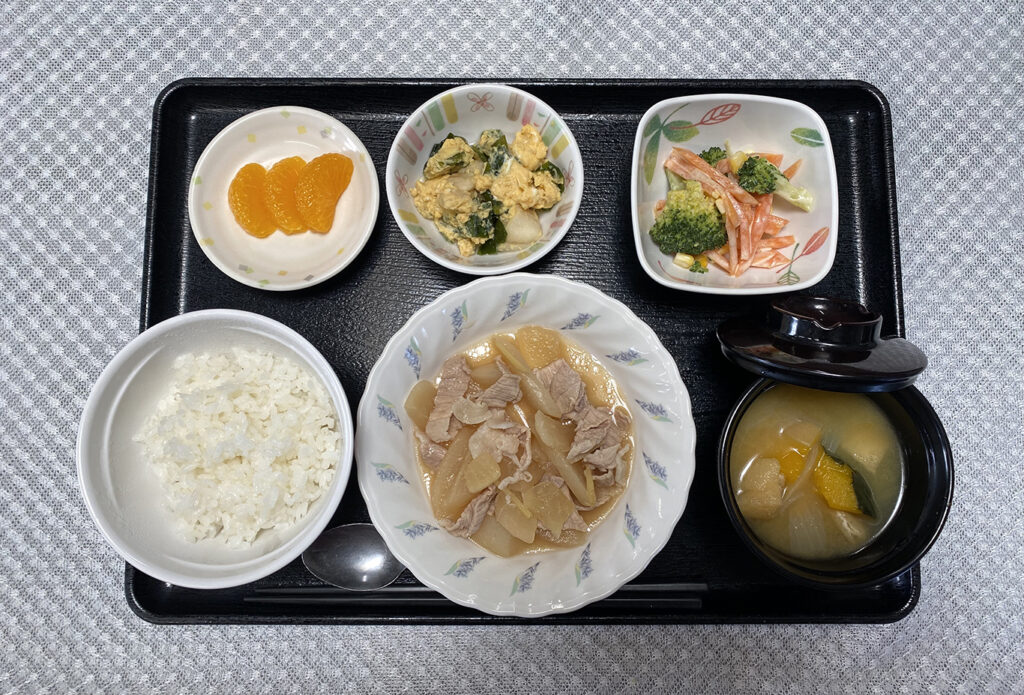 3月29日金曜日　きょうのお昼ごはんは、豚肉と大根の甘みそ煮・麩の卵とじ・梅マヨ和え・みそ汁・果物でした。