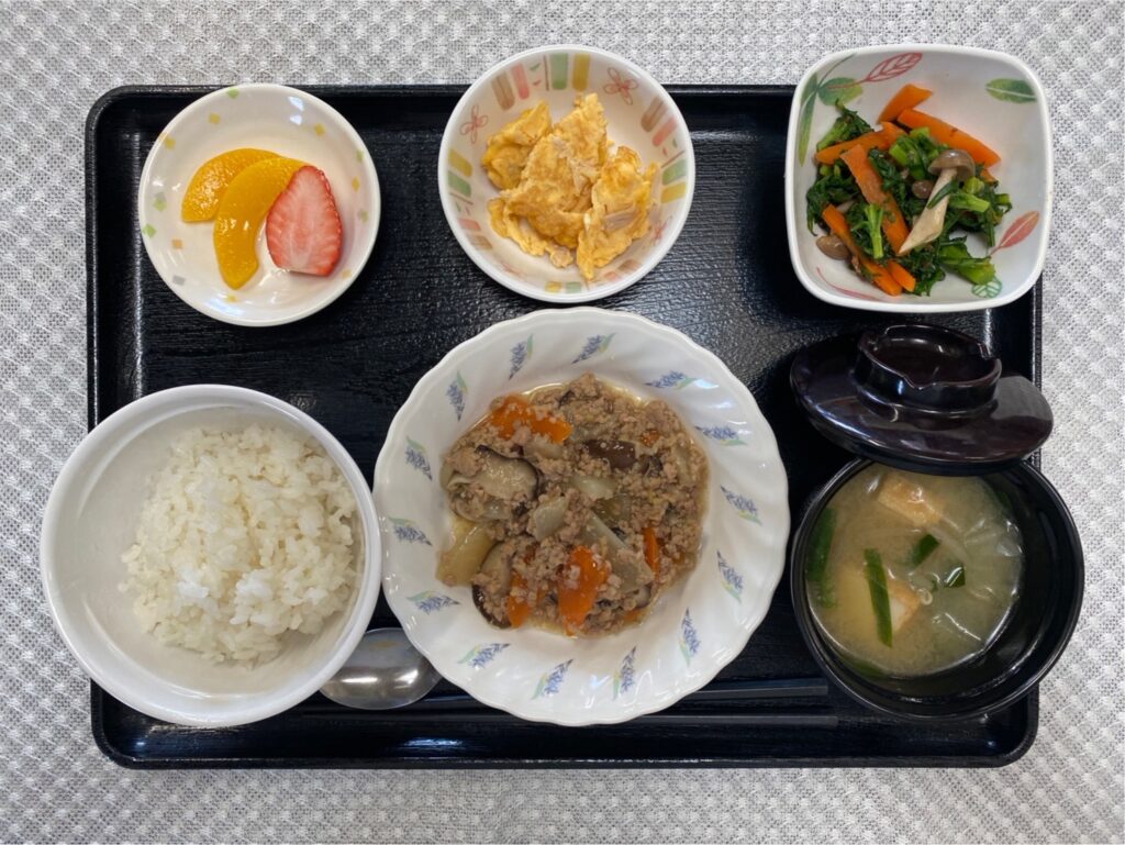 3月4日月曜日　きょうのお昼ごはんは、根菜のそぼろ煮・ツナ卵焼き・春菊のお浸し・みそ汁　果物でした。