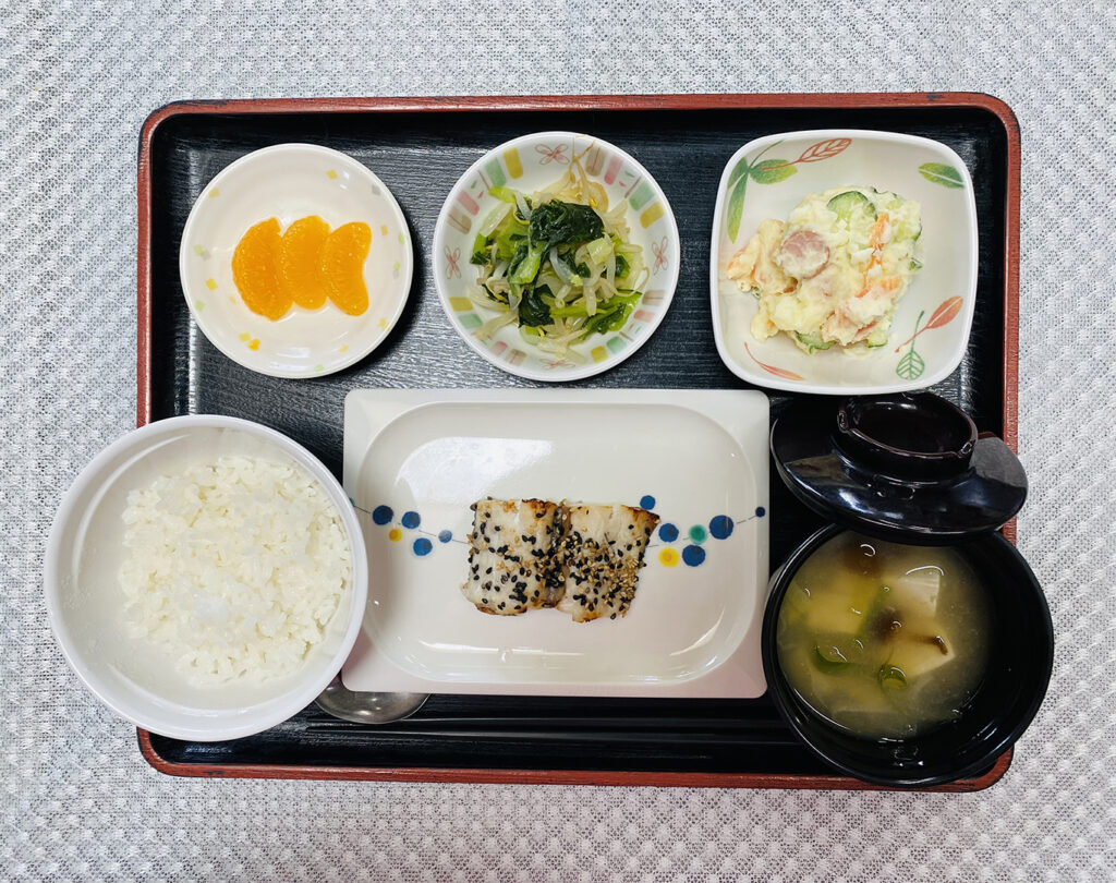 4月16日火曜日　きょうのお昼ごはんは、鰆のごま焼き・ポテトサラダ・からし和え・みそ汁・くだものでした。