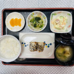 4月16日火曜日　きょうのお昼ごはんは、鰆のごま焼き・ポテトサラダ・からし和え・みそ汁・くだものでした。