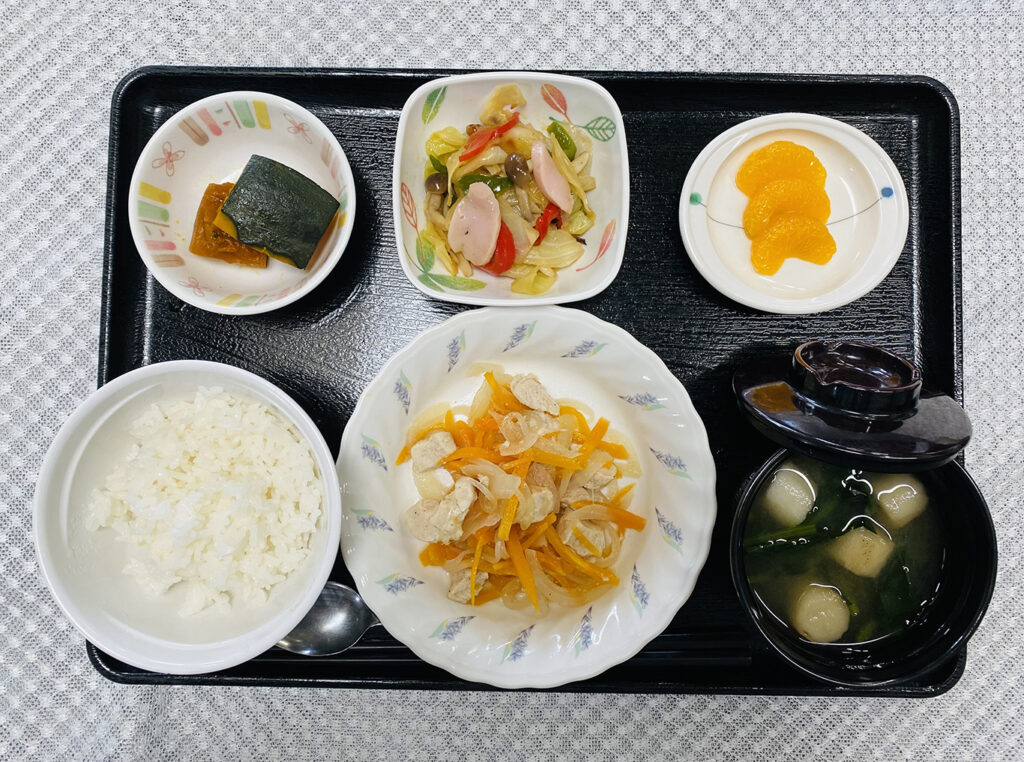 4月27日土曜日　きょうのお昼ごはんは、鶏肉のレモン蒸し・コンソメソテー・かぼちゃ煮・みそ汁・くだものでした。