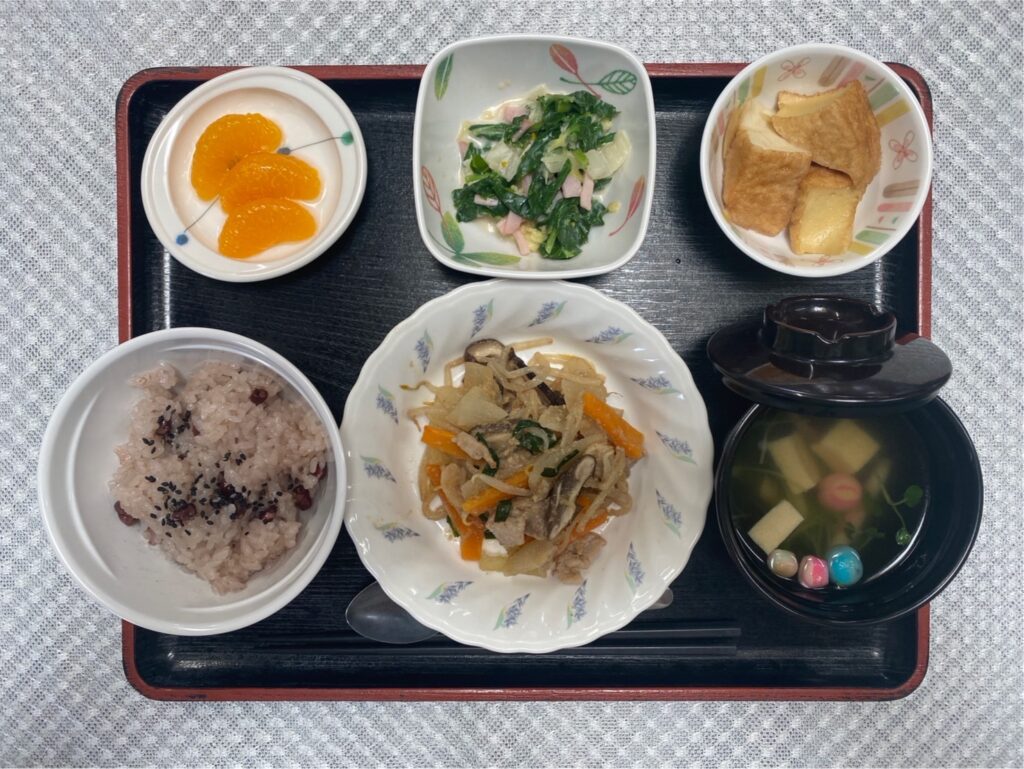 4月4日木曜日　きょうのお昼ごはんは、入園お祝いお赤飯・ブルコギ風・菜花のヨーグルト和え・煮物・お吸い物・くだものでした。